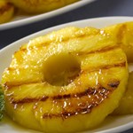 Ananas alla piastra con miele e cannella