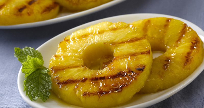 Ananas alla piastra con miele e cannella